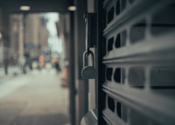 Napoli, commercianti in rivolta per le restrizioni: oggi 800 negozi aperti con intimo e abbigliamento sportivo in vetrina