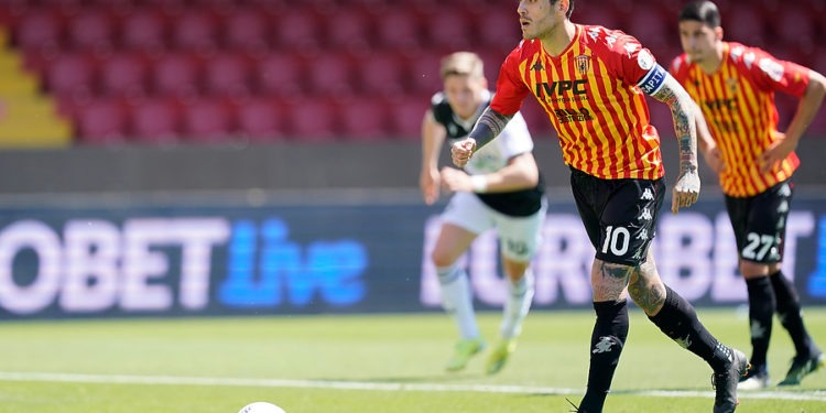 Viola calcia il rigore del momentaneo 1-2 (foto Mario Taddeo sito ufficiale Benevento Calcio)