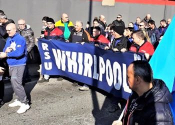 Napoli, nuova protesta dei lavoratori della Whirlpool: sit-in fuori allo stabilimento di Carinaro