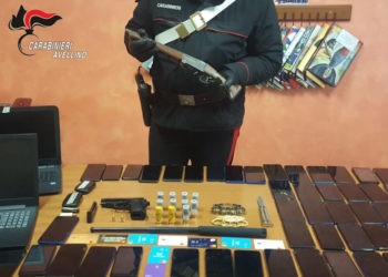 Un arresto e tre denunce in Irpinia: sequestrate armi clandestine, computer, carte di credito e 49 cellulari