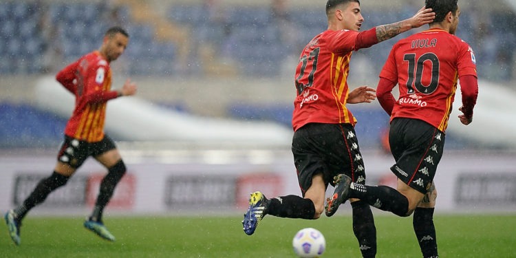 I due calciatori del Benevento Depaoli e Viola (Foto di Mario Taddeo dal sito del Benevento calcio)