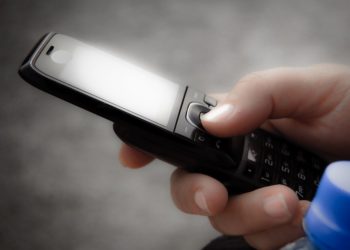 Simula allarmi bomba per non saldare i debiti: denunciato 45enne di Varcaturo