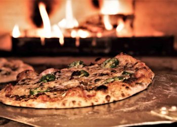 In pizzeria a mangiare e guardare la partita: dieci denunce a Giugliano in Campania