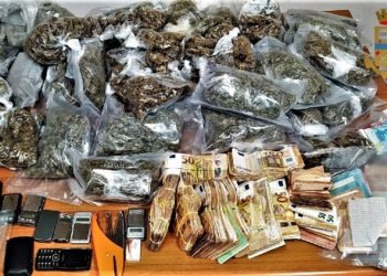 Napoli, occultava 4 chili di droga e 87mila euro in casa: spacciatrice in manette