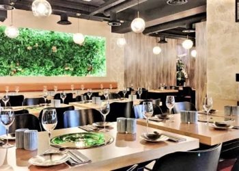 Napoli, in venti al ristorante per una festa di compleanno: interviene la polizia