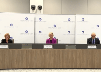 Vaccino AstraZeneca, l’Ema: “Possibile legame con effetti collaterali molto rari, ma i benefici superano i rischi”