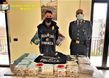 Operazione “Safe mask”: sequestrati 143mila dispositivi sanitari non a norma nel Napoletano (Video)