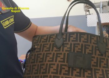 Operazione “Pezzotto connection”: sequestrati mezzo milione di prodotti contraffatti nel Napoletano (Video)