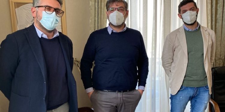 Da sinistra il segretario del Pd aversano Francesco Gatto, il sindaco Alfonso Golia e il vicesindaco Marco Villano