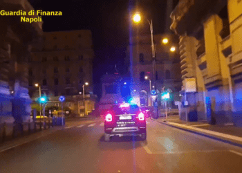 Napoli, sequestrate 10 tonnellate di sigarette di contrabbando: quattro arresti (Video)