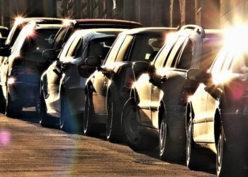 Napoli, ruba pezzi dalle auto parcheggiate in strada: arrestato 42enne