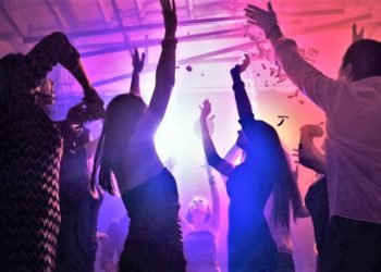 Napoli, party abusivo in albergo con musica e dj: interviene la polizia