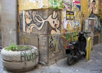 Napoli, si ribella ai controlli e aggredisce i poliziotti: 27enne finisce in manette