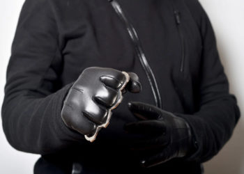 Pomigliano d’Arco, tredicenne ferito al volto con un tirapugni: identificati gli aggressori