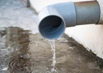 Qualiano, scarichi nella fogna non autorizzati e senza controllo: sequestrata officina meccanica