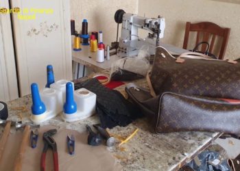Napoli, scoperta “fabbrica del falso”: sequestrati 7.000 articoli contraffatti e 100 macchinari (Video)