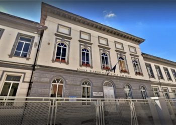 Caserta, soffitto della scuola “De Amicis” a rischio crollo: scattano i sequestri