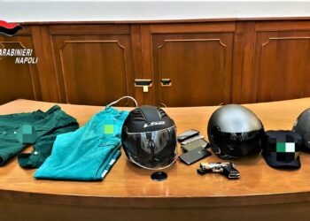 Napoli, si fingevano netturbini per rapinare le vittime al primo mattino: arrestato uno dei malviventi (Video)