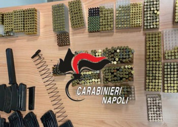 Bagnoli, scoperto arsenale di armi in un negozio di ortofrutta: due arresti (Video)