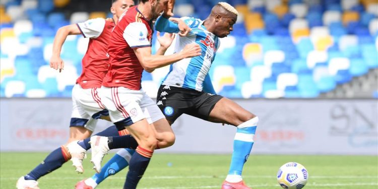 Contrasto fra Osimhen e Godin (foto sito ufficiale Calcio Napoli)