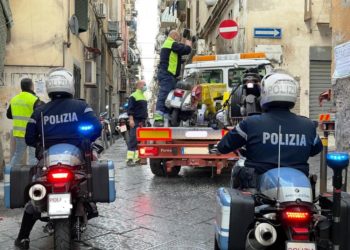 Napoli, 44 moto e un’automobile sequestrate ai Quartieri Spagnoli: erano senza assicurazione