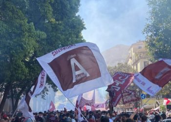 Calcio, la Salernitana batte il Pescara ed è promossa in serie A: festa grande per i tifosi granata