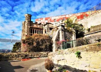 Napoli, Villa Ebe versa nel degrado e nell’abbandono: scattano i sequestri