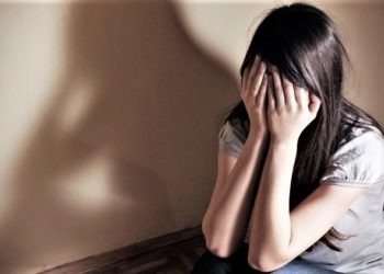 Nola, prende la moglie a bastonate in piazza: arrestato 46enne