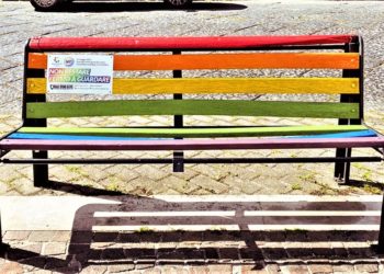 Orta di Atella, una panchina arcobaleno in piazza per denunciare l’omotransfobia