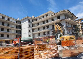 Castel Volturno, al via l’abbattimento dell’American Palace: la lotta all’abusivismo prioritaria per il territorio