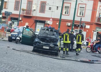 Napoli, paura in piazza Carlo III: auto prende fuoco con tre persone a bordo