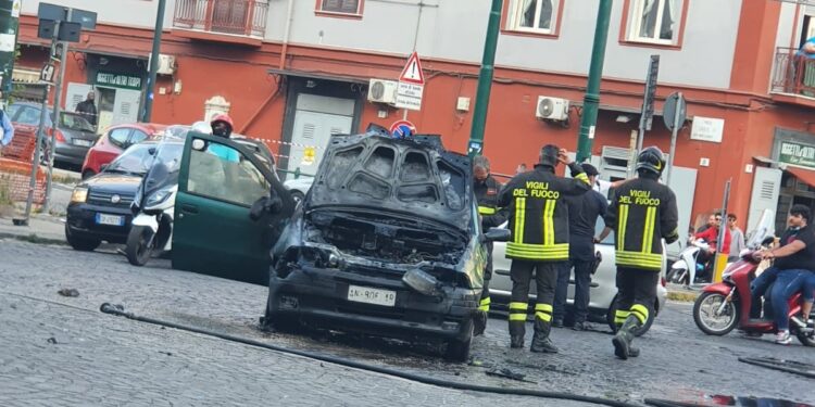 I vigili del fuoco hanno appena spento l'auto in fiamme in piazza Carlo III
