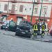 Napoli, paura in piazza Carlo III: auto prende fuoco con tre persone a bordo