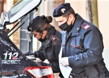 Napoli, scippano un’anziana a Fuorigrotta: carabiniere mette in fuga i ladri