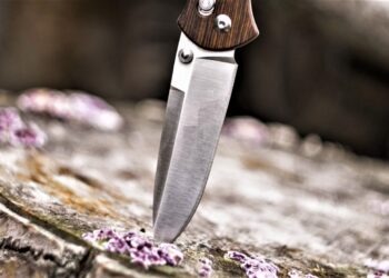 Gragnano, giovane picchiato e accoltellato: fermati due diciottenni per tentato omicidio