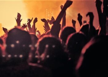 Napoli, in centinaia a ballare in un locale di via Coroglio: interviene la polizia