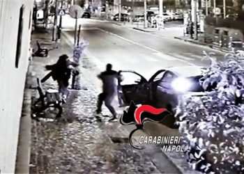 Napoli, scaraventa a terra due ragazze per rapinarle: 38enne in manette (Video)