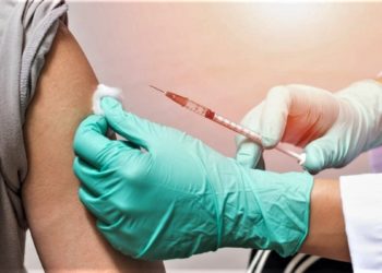 Napoli, tensioni all’hub vaccinale della Mostra d’Oltremare: gli over 60 rifiutano AstraZeneca