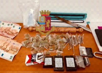 Nascondeva stupefacenti in casa: 41enne arrestata a Napoli