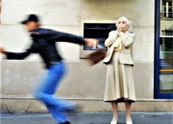 Napoli, scippano un’anziana a Fuorigrotta: carabiniere mette in fuga i ladri