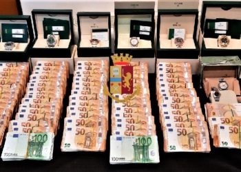 Napoli, nasconde “Rolex” e 378mila euro in contanti in casa: 36enne in manette