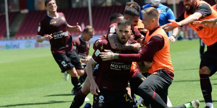 L'esultanza dei calciatori della Salernitana (Foto dal sito ufficiale dell'Unione sportiva Salernitana 1919)