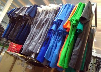 Napoli, custodisce circa 200 t-shirt contraffatte: denunciato un 47enne di Secondigliano