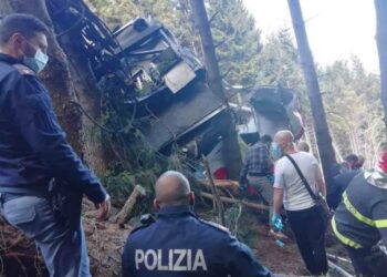 La strage della funivia: salvato dall’abbraccio del padre