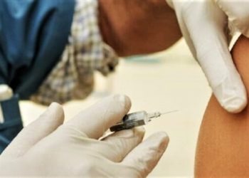 Napoli, tensioni all’hub vaccinale della Mostra d’Oltremare: gli over 60 rifiutano AstraZeneca