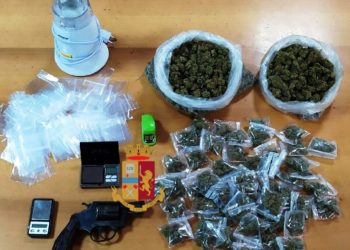 Napoli, prende a calci e pugni la porta di casa della ex compagna: arrestato spacciatore