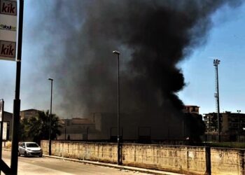 Orta di Atella, in fiamme il campo sportivo: nube tossica sulla città