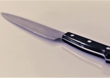 Licola, accoltella l’ex moglie per farsi dare i soldi dell’affitto: 45enne arrestato