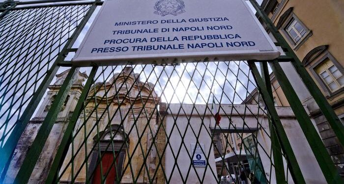 Una veduta esterna del Tribunale di Napoli Nord ad Aversa (Caserta), dove Davide Casaleggio e Alessandro Di Battista, del Movimento Cinque Stelle, si sono recati per il processo per diffamazione contro l'ex attivista Angelo Ferrillo, 9 ottobre 2017.ANSA / CIRO FUSCO