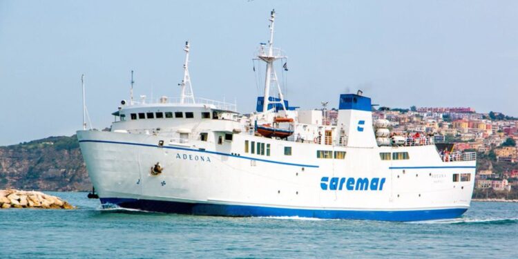 La nave Caremar il cui equipaggio ha sventato ieri sera un suicidio allertato dalla Capitaneria di Porto